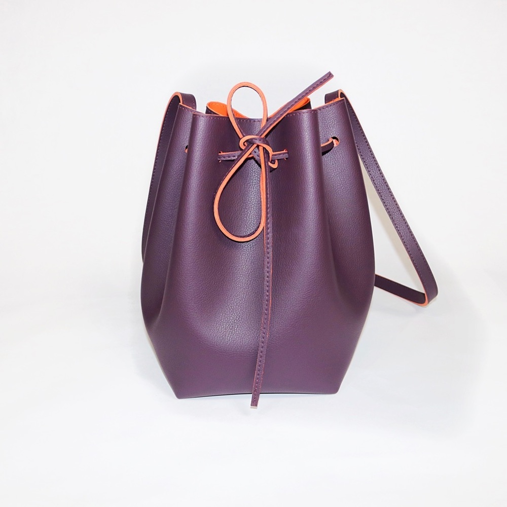 SOLD! ❤️ Bella Bucket Crossbody Bag with Clutch - Picture 2 of 7